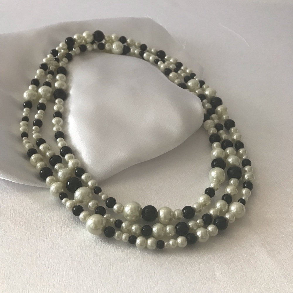 Pearl necklace 3 individual strands of black‎ & white fashion pearls.